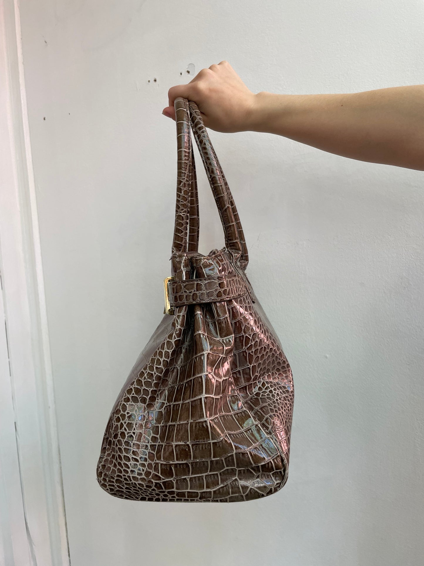Glänzende Lacktasche