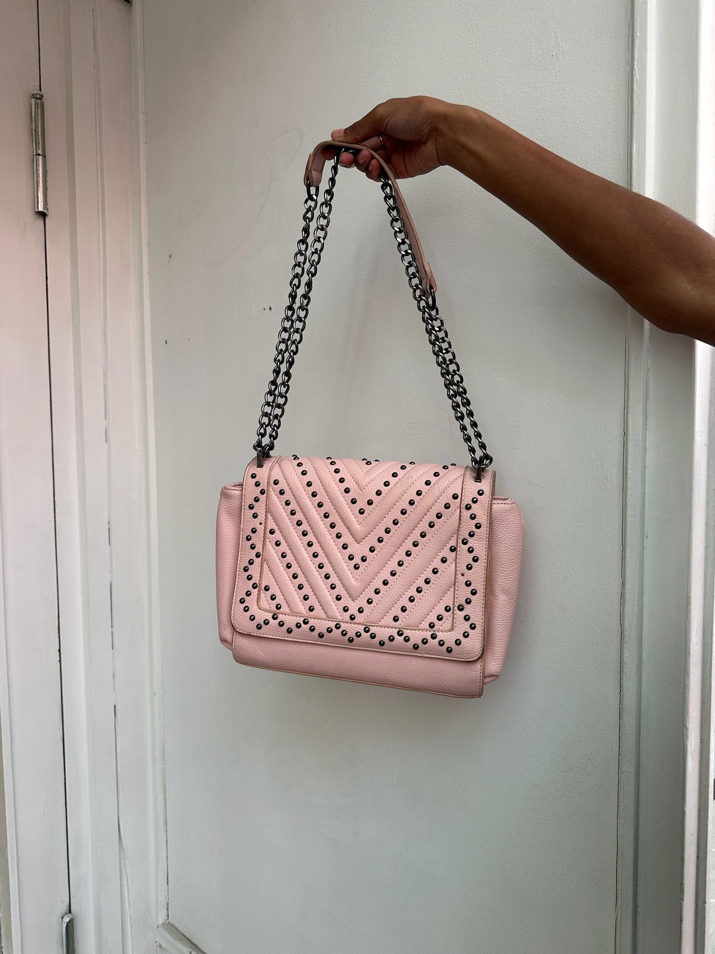 Rosa Tasche mit Nieten