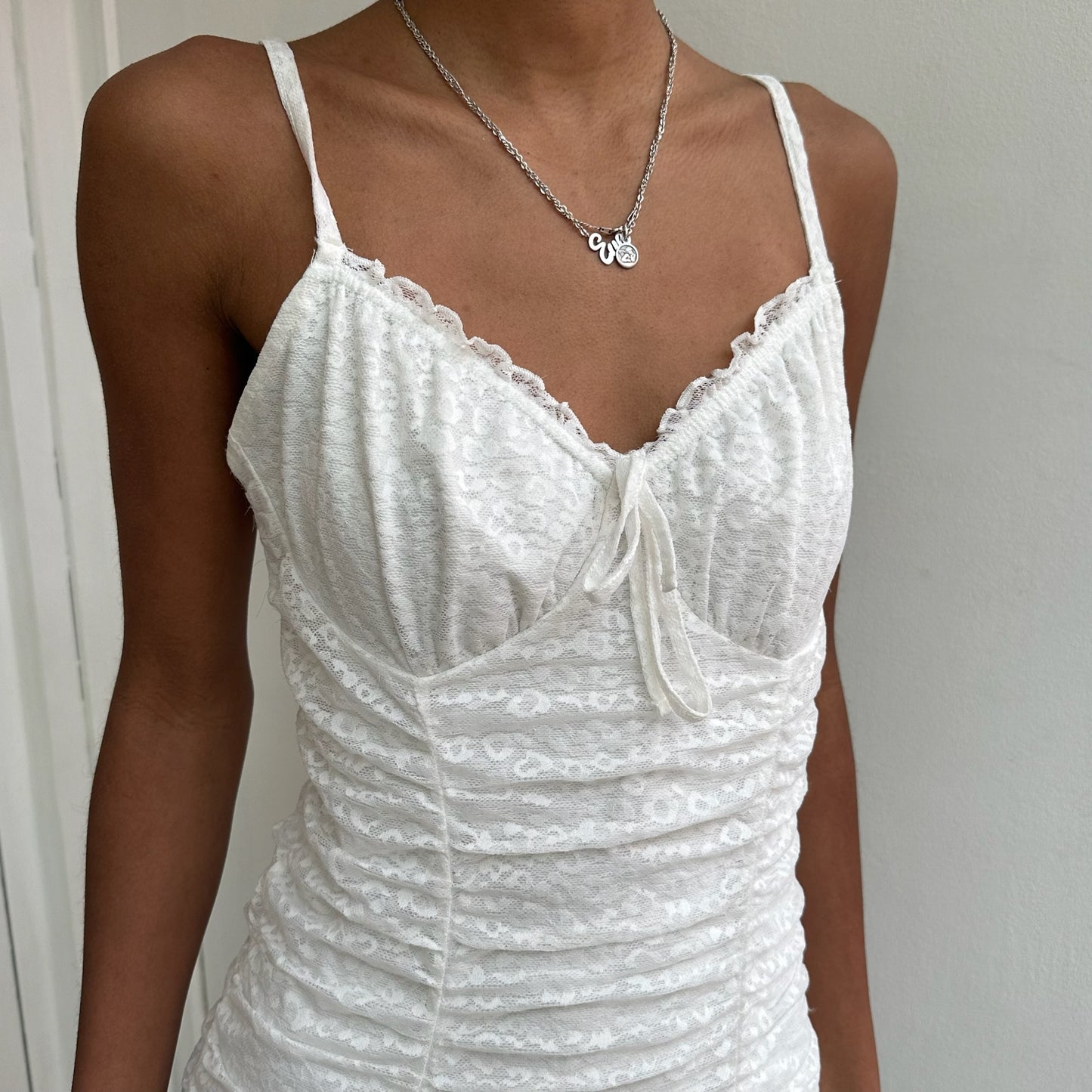 Weißes Spitzenkleid