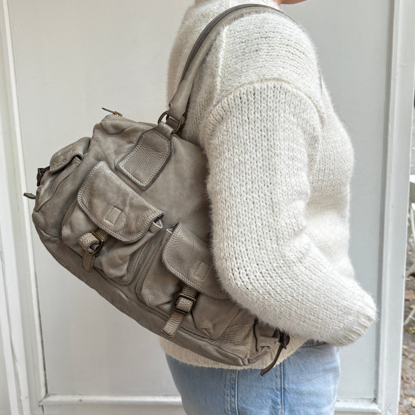 Graue Ledertasche