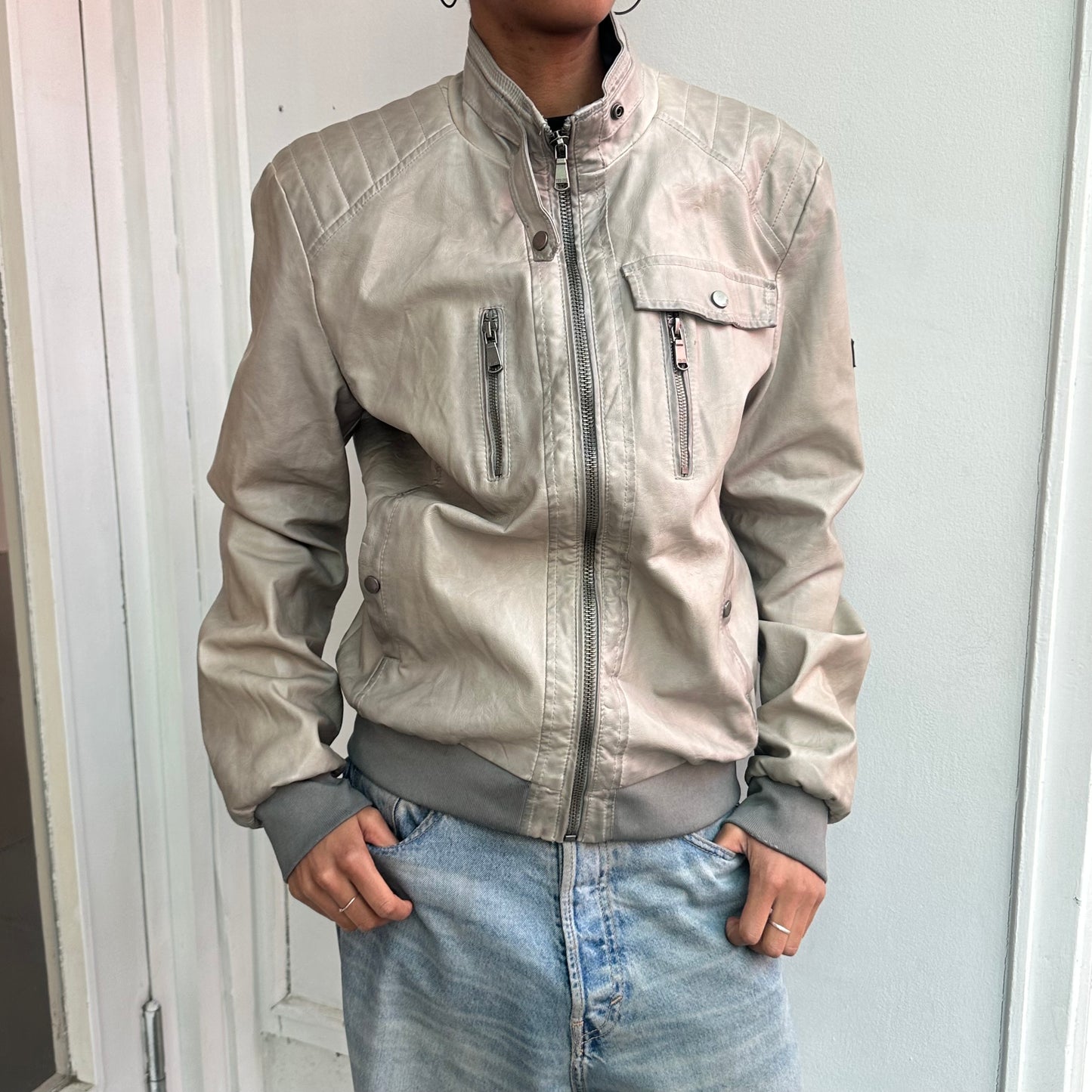 Hellgraue Lederjacke