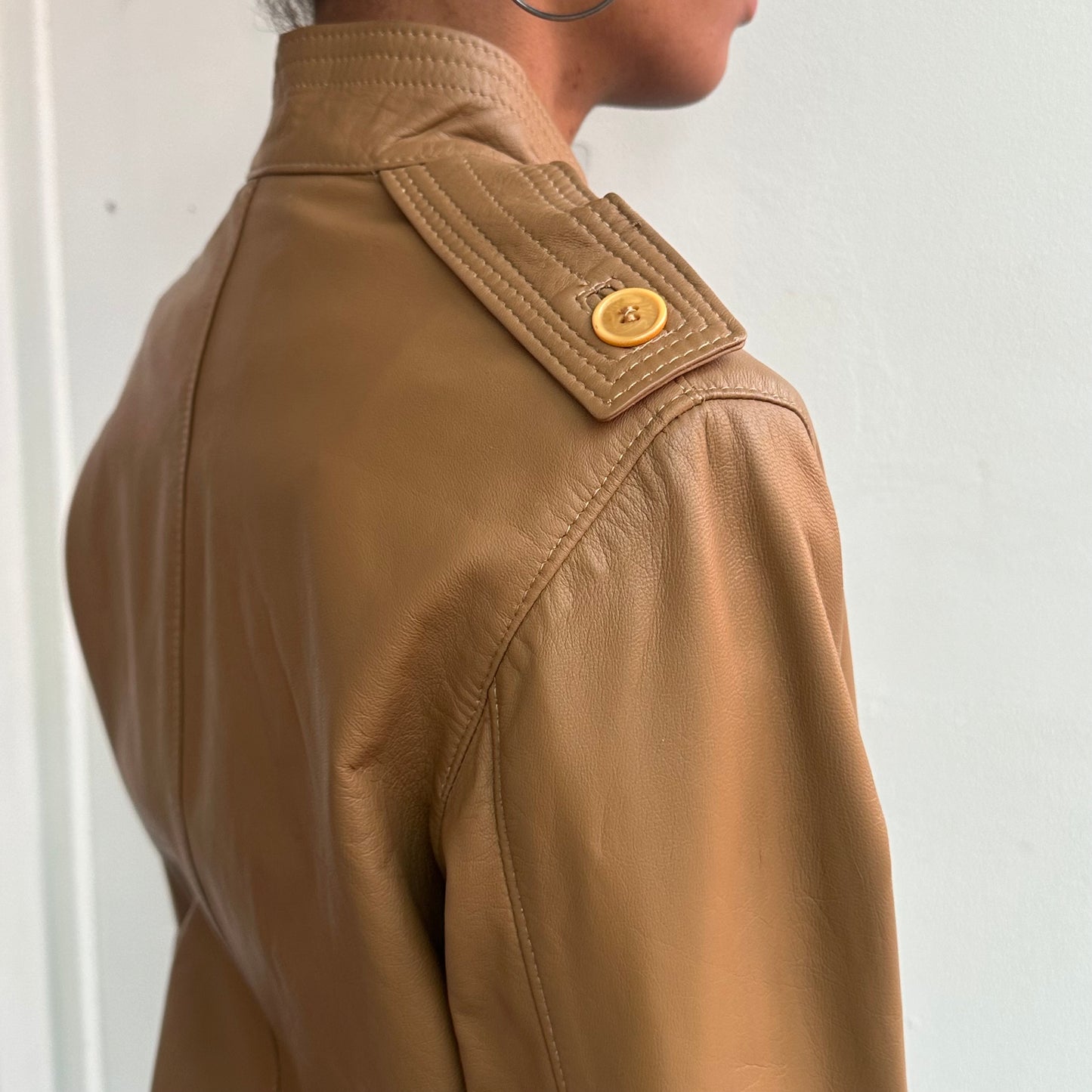 Hellbraune Lederjacke mit Knopfdetails
