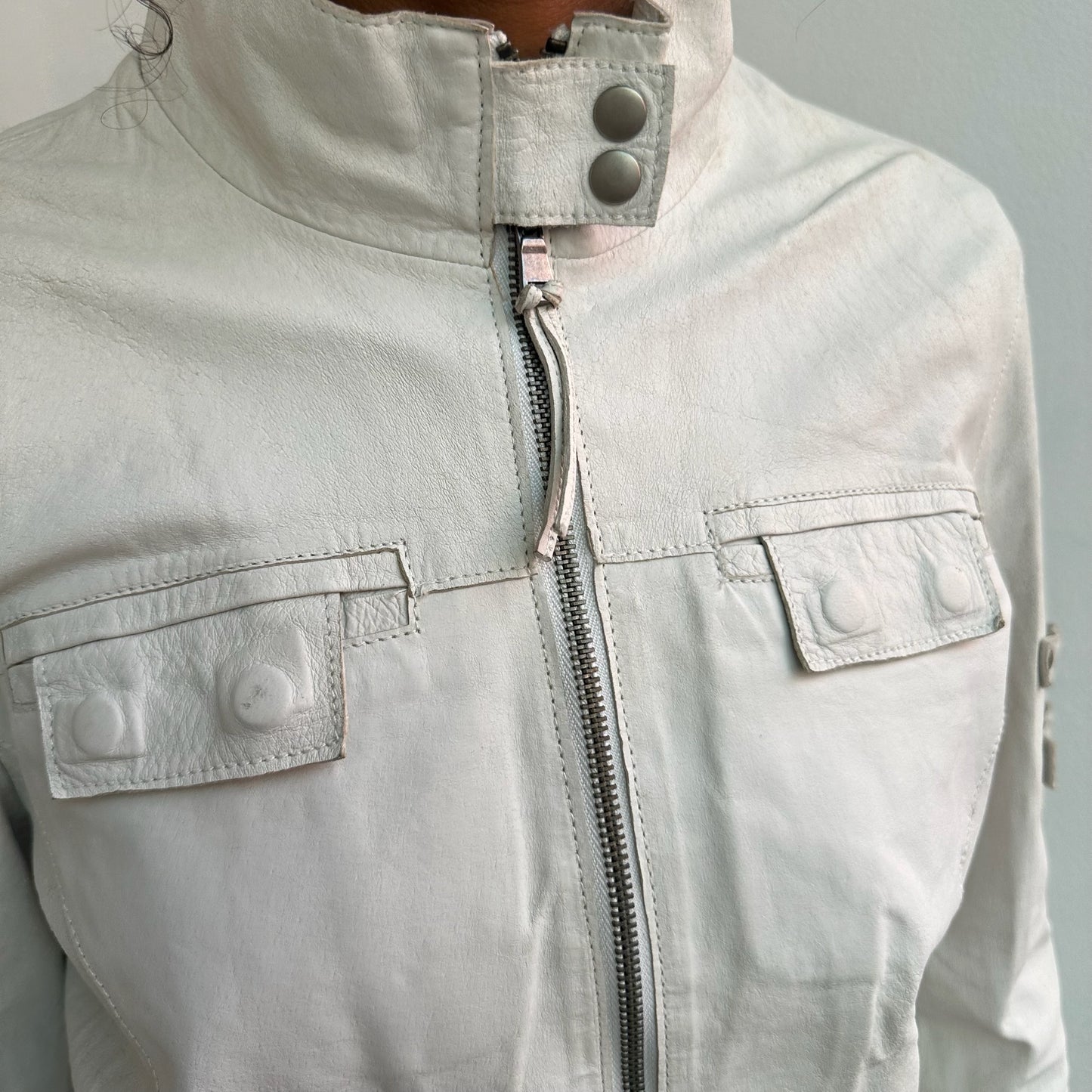 Weiße Lederjacke