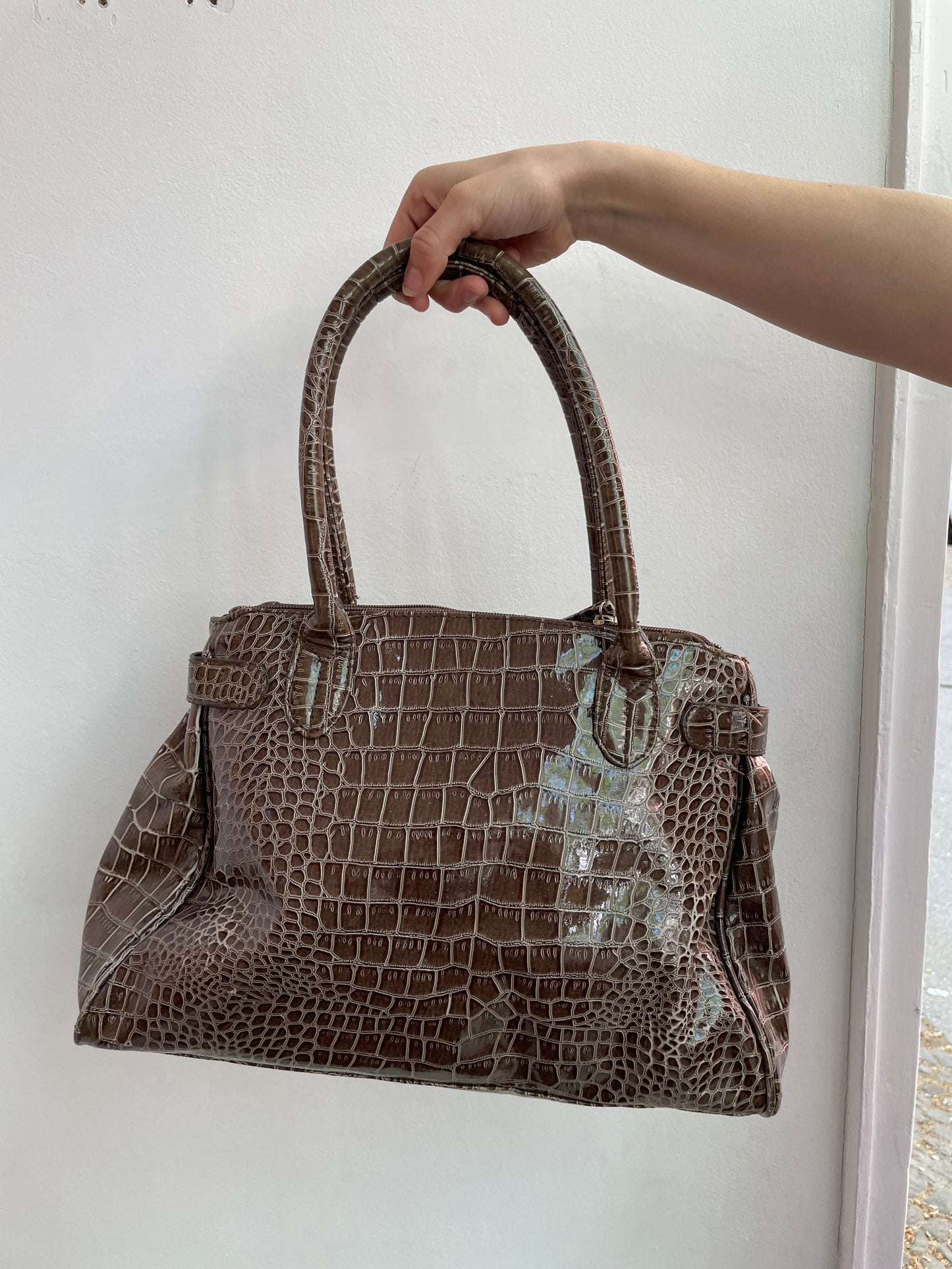 Glänzende Lacktasche