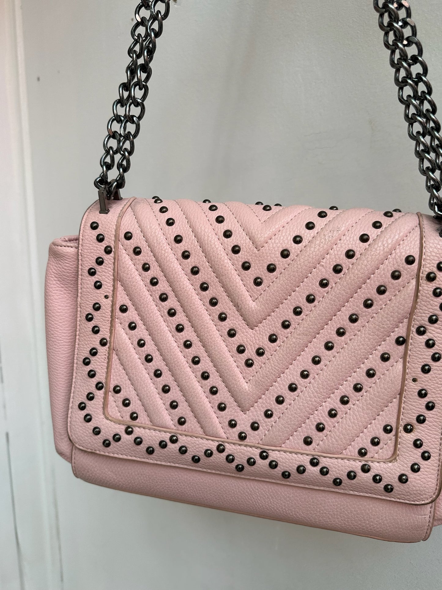 Rosa Tasche mit Nieten