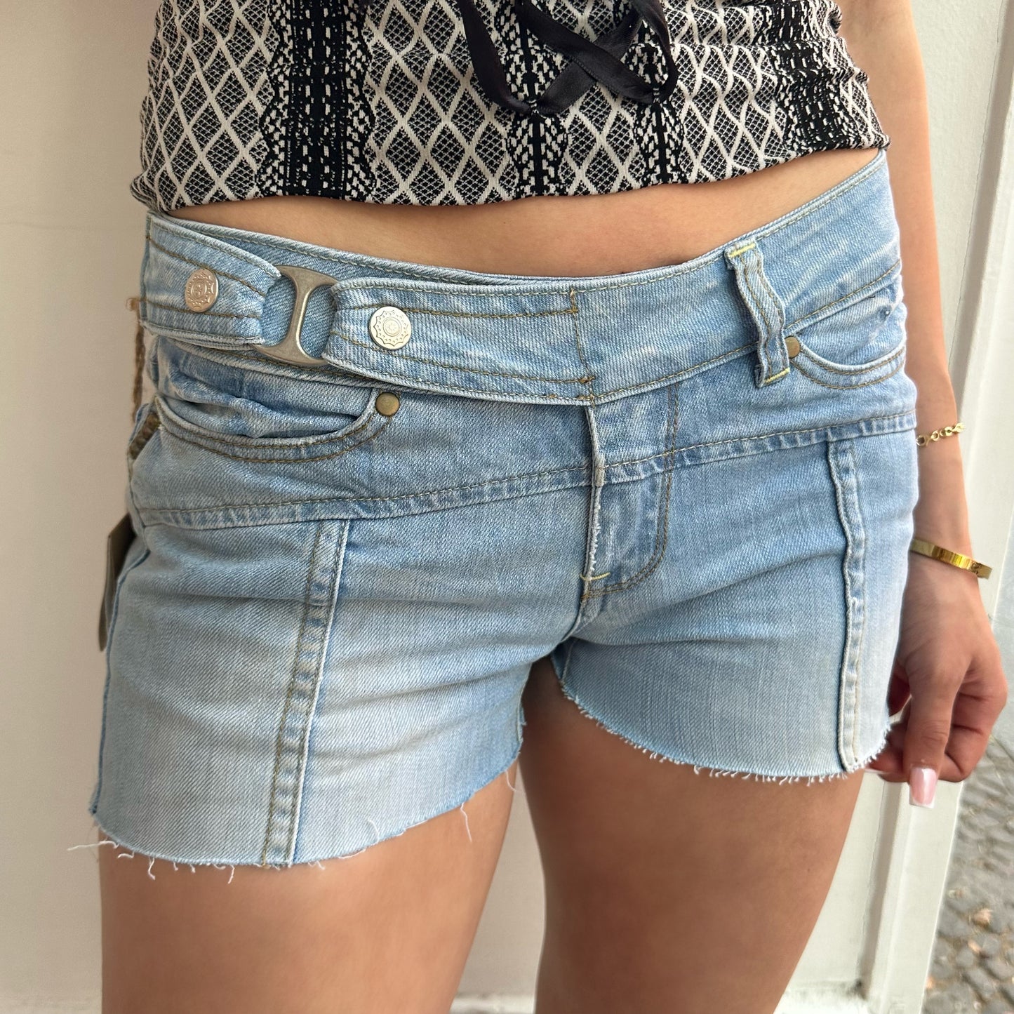 Hellblaue Shorts