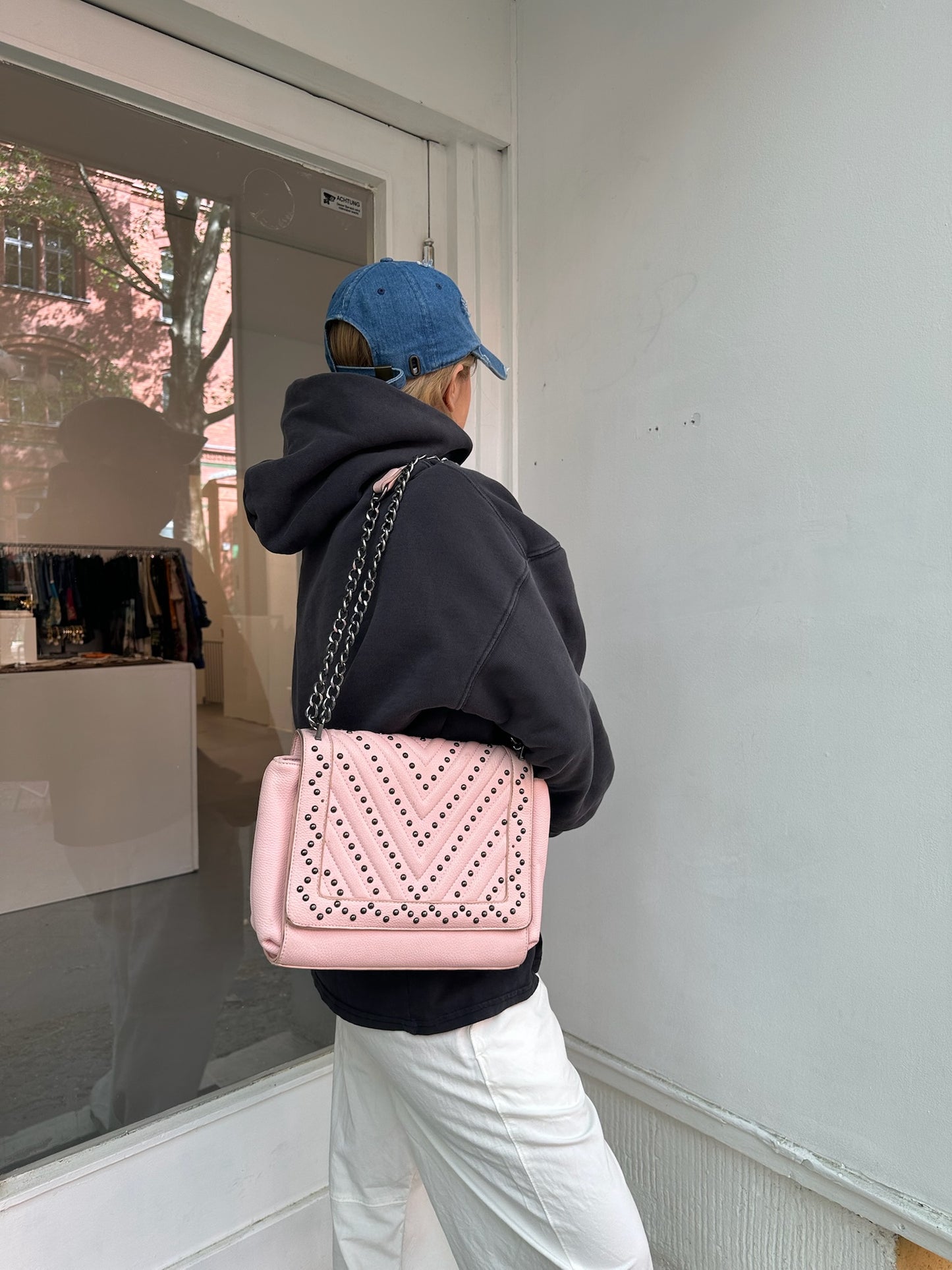 Rosa Tasche mit Nieten