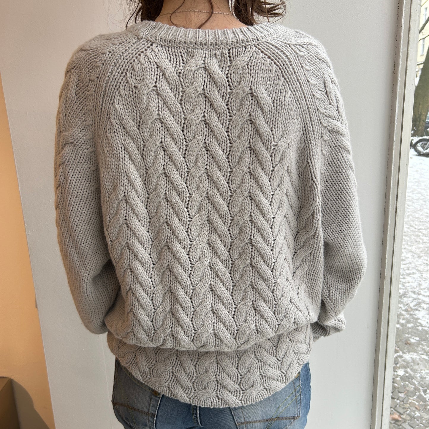 Grauer Strickpullover