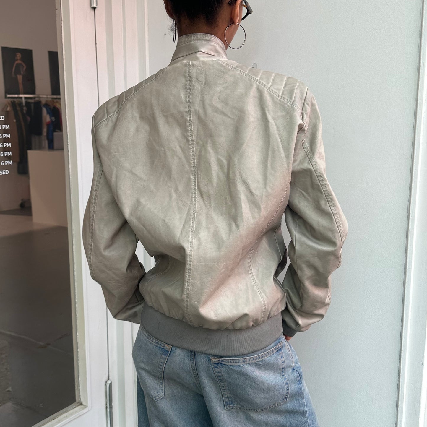 Hellgraue Lederjacke