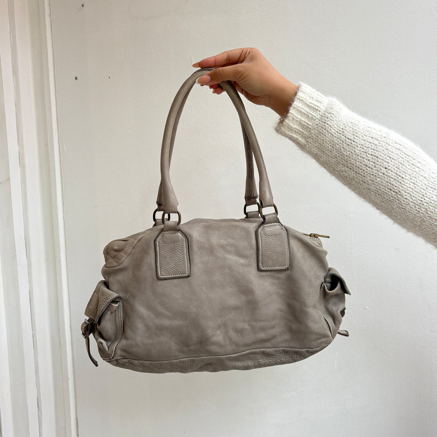 Graue Ledertasche