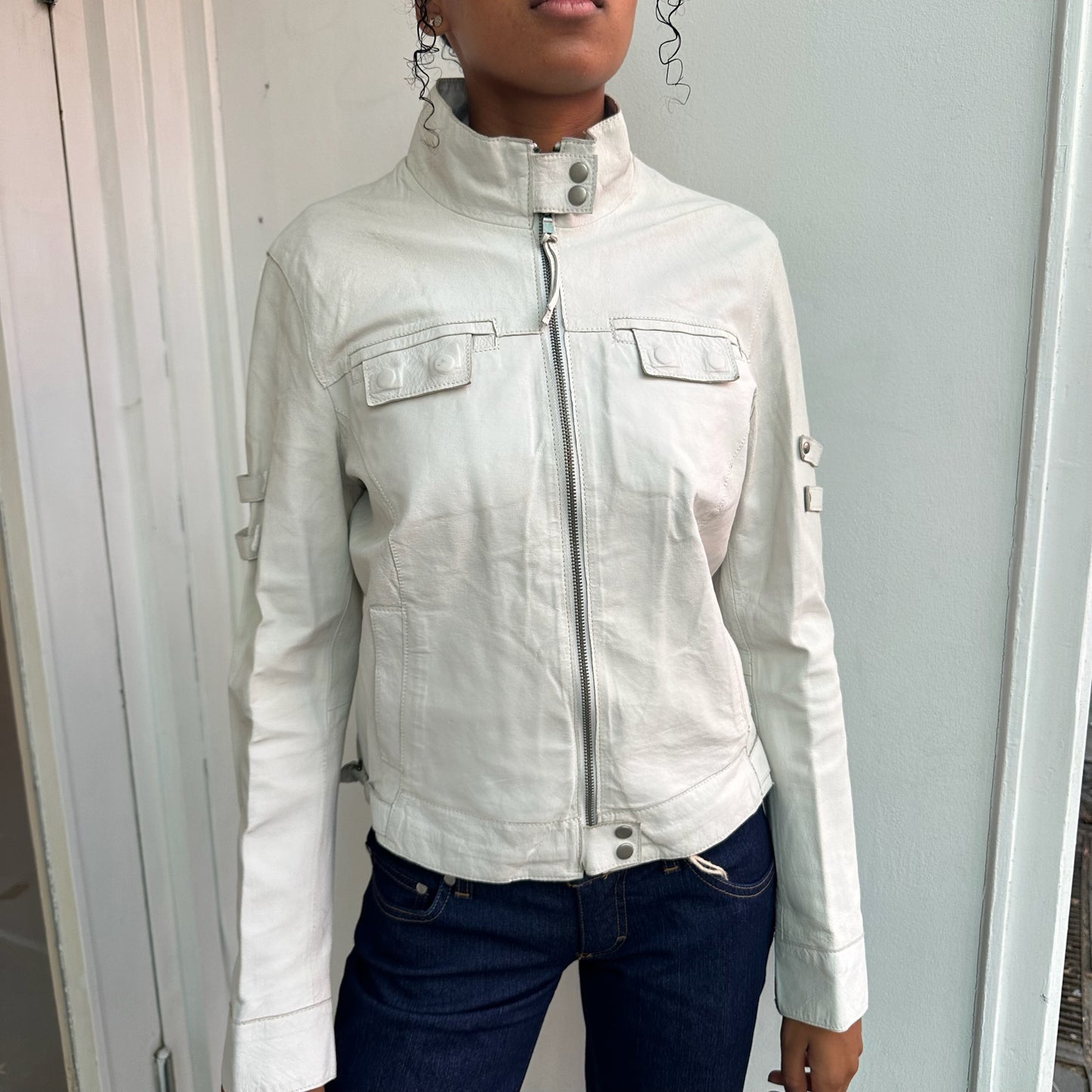 Weiße Lederjacke