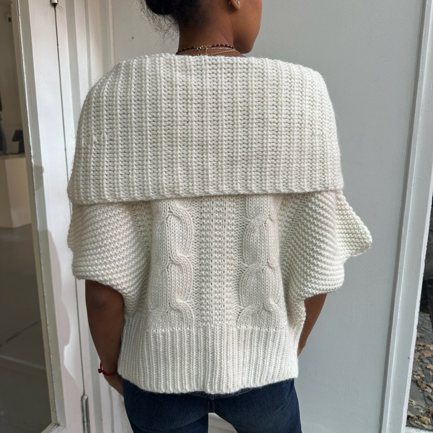 Off-Shoulder Strickjacke