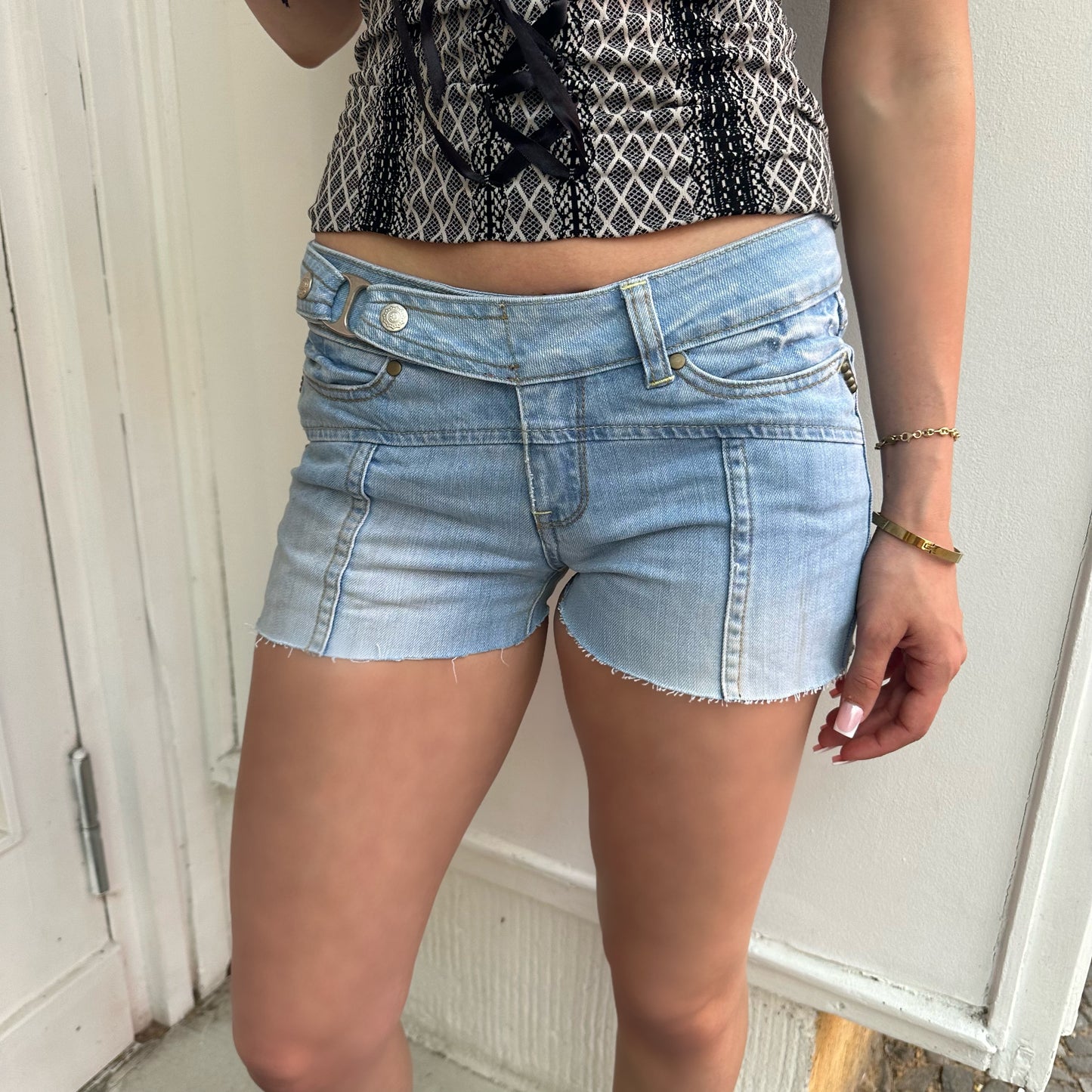 Hellblaue Shorts