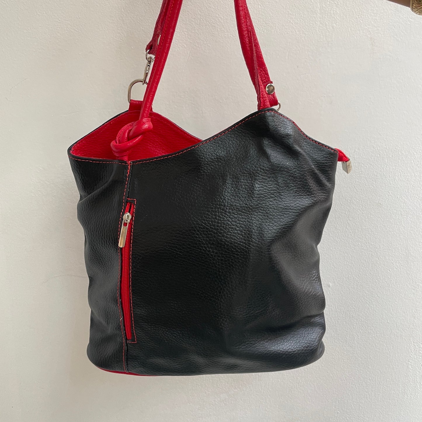 Schwarz-rote Tasche