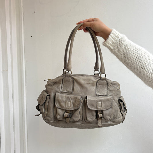 Graue Ledertasche