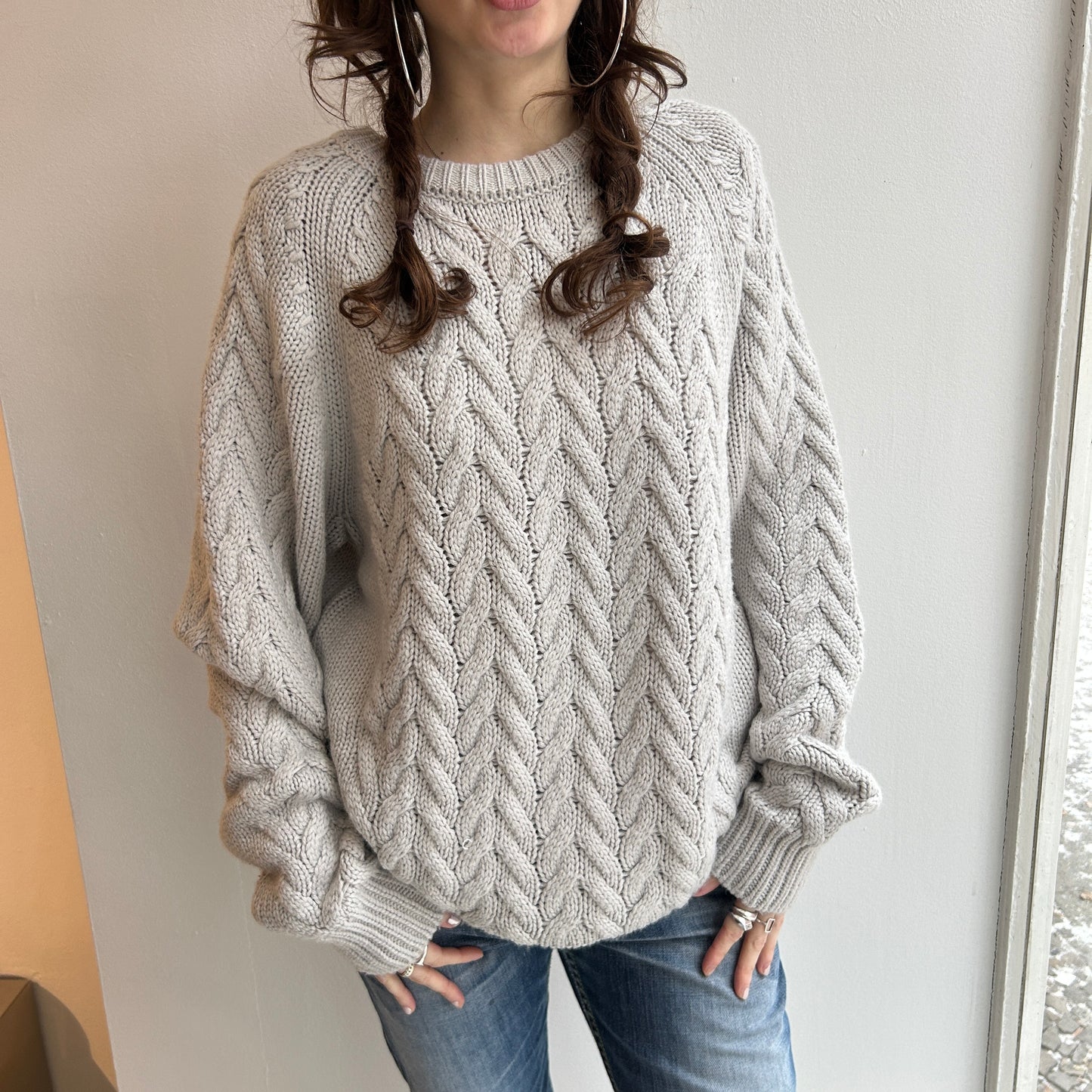 Grauer Strickpullover