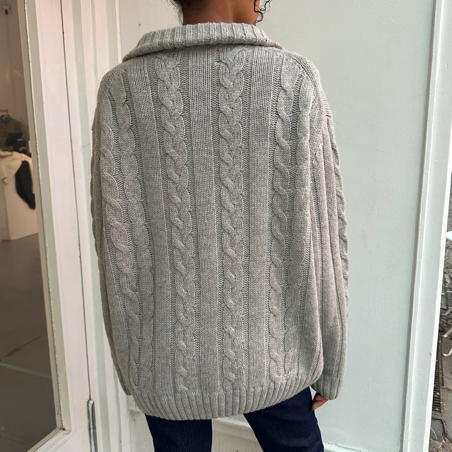 Grauer Strickpullover