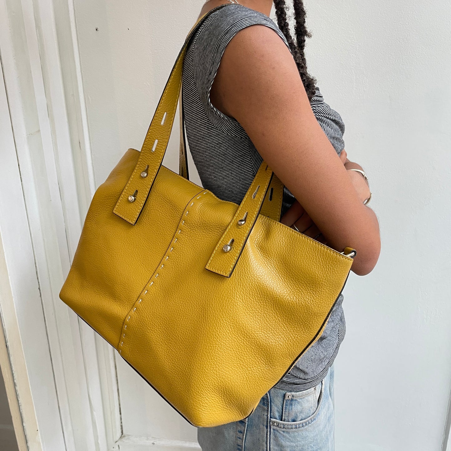 Gelbe Schultertasche