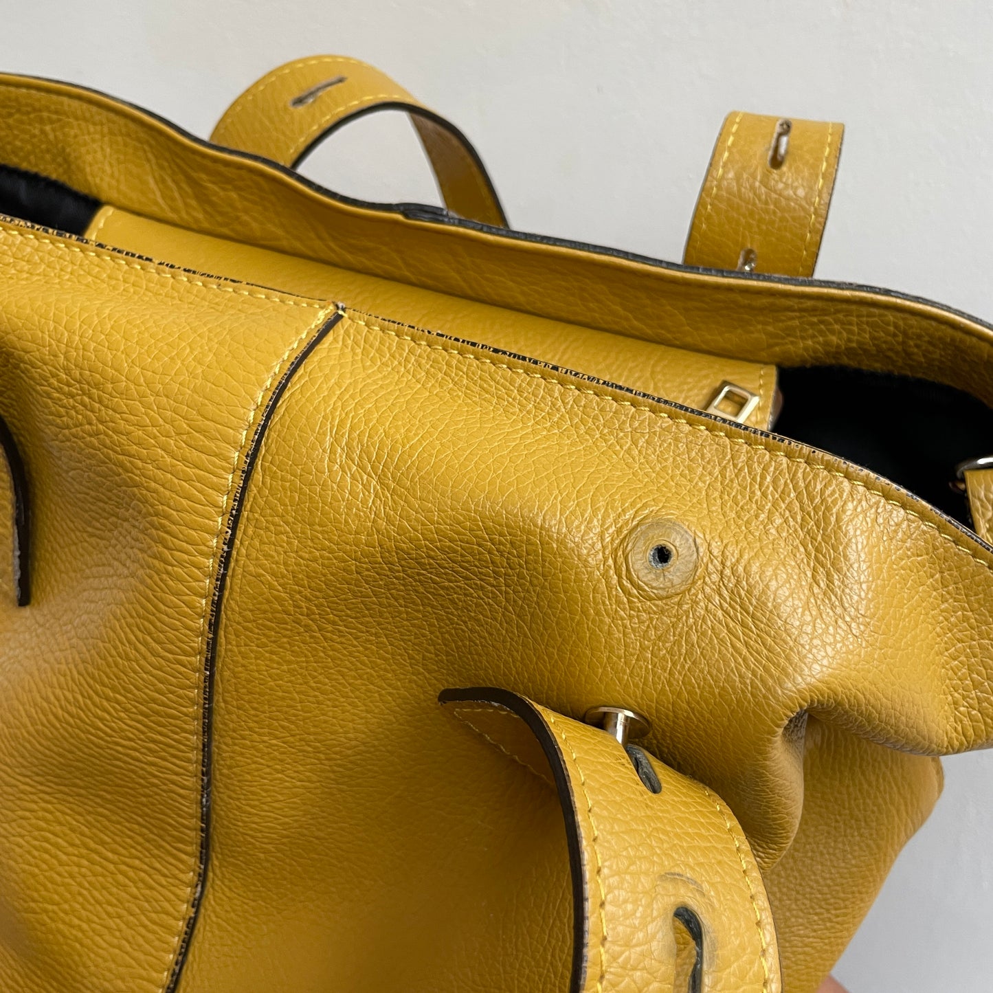 Gelbe Schultertasche