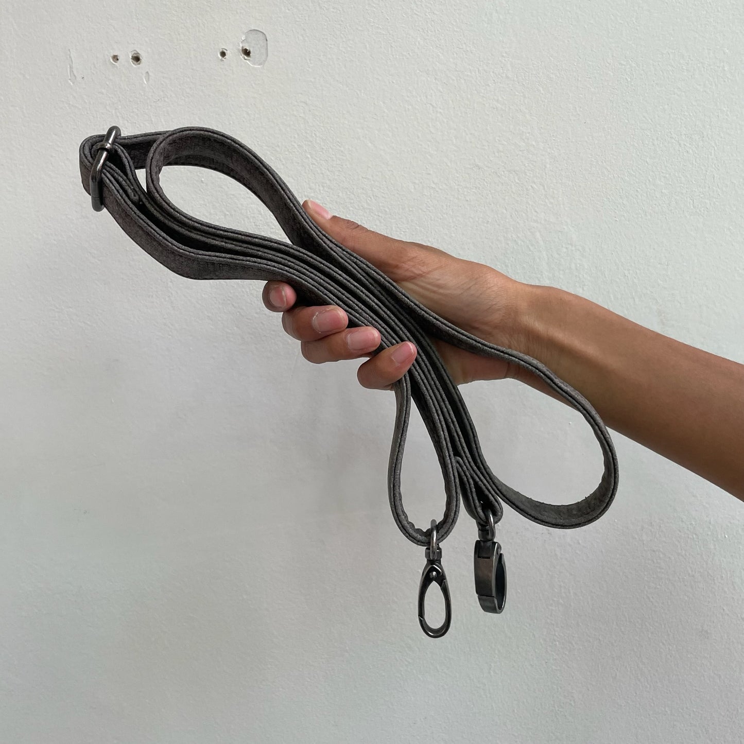 Graue Handtasche