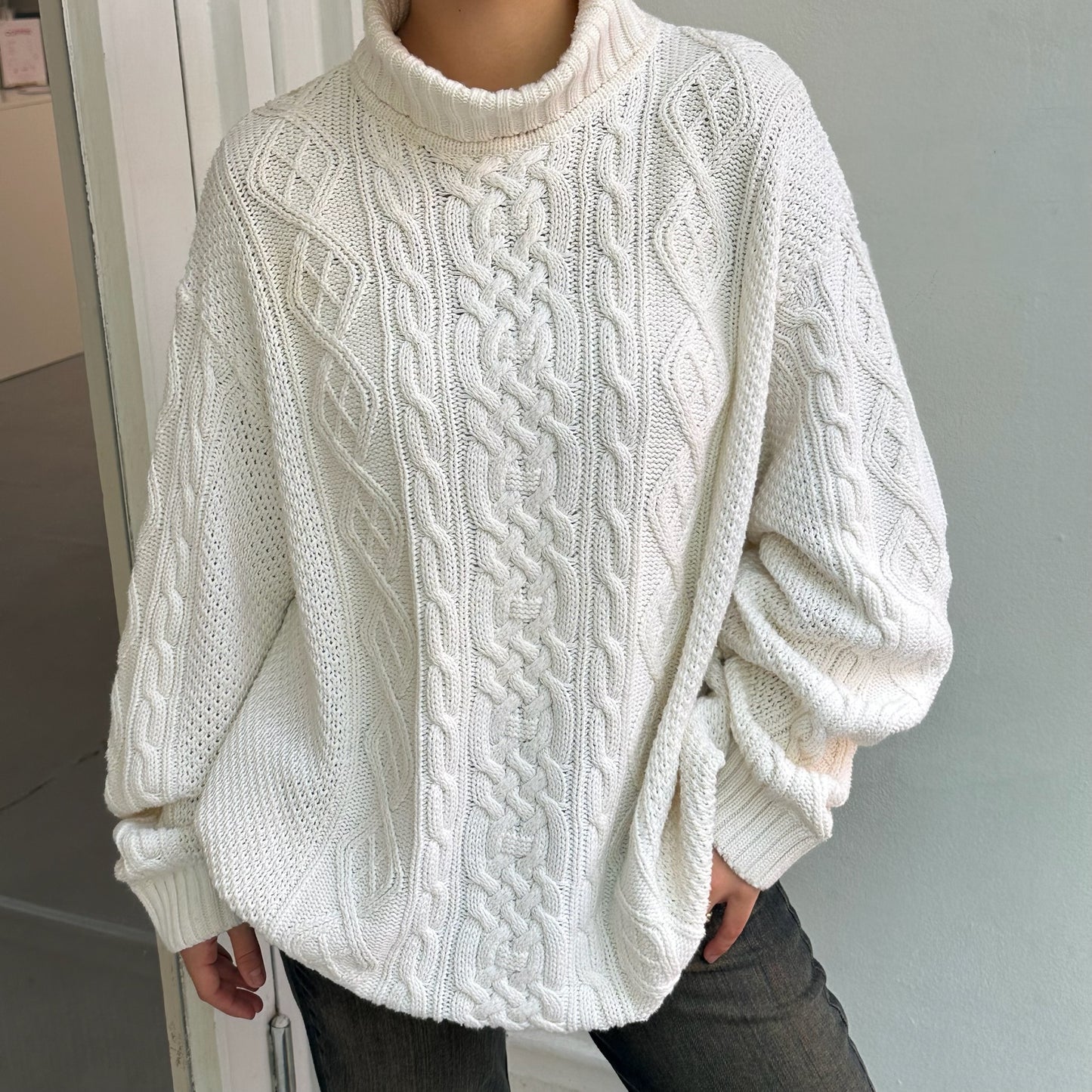 Weißer Strickpullover