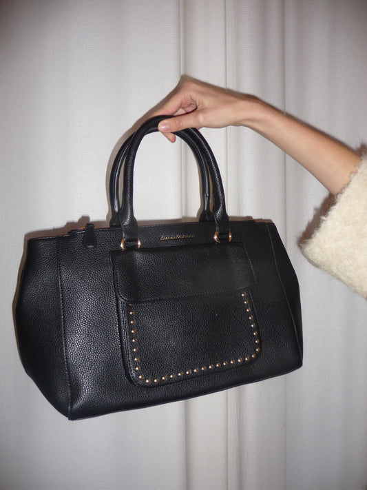 Schwarze Handtasche mit goldenen Details