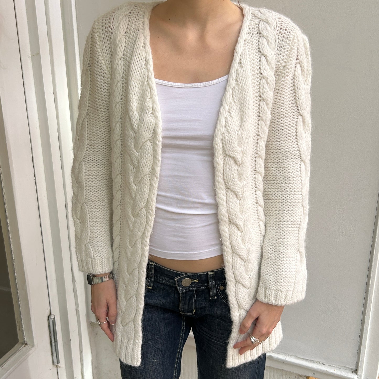 Weiße Strickjacke