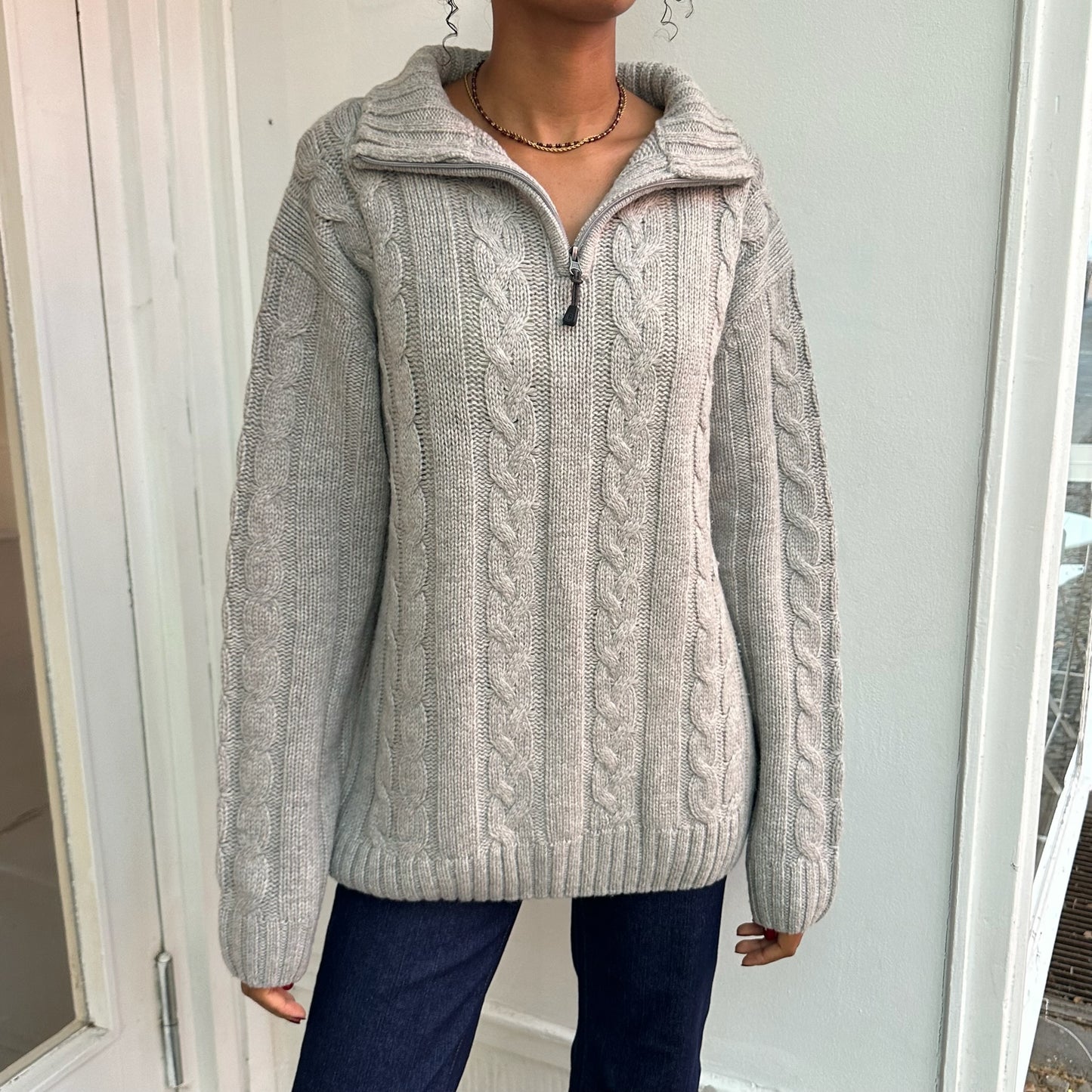 Grauer Strickpullover