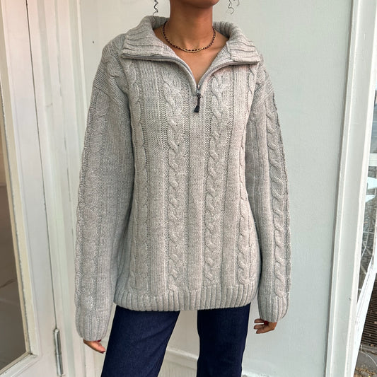 Grauer Strickpullover