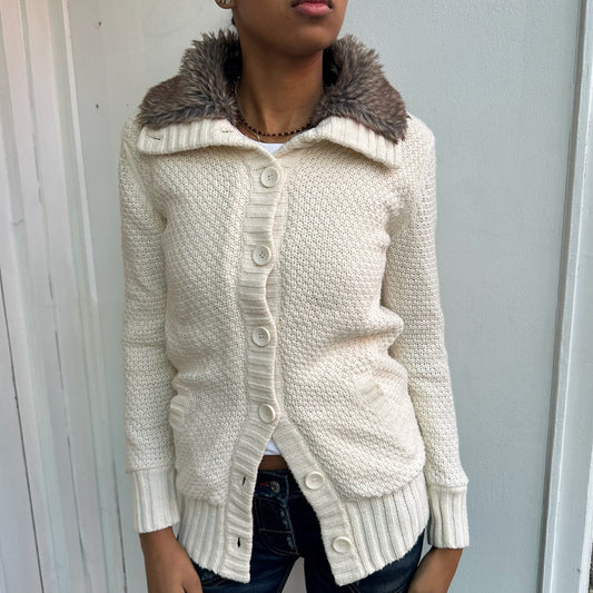 Strickjacke mit Fellkragen