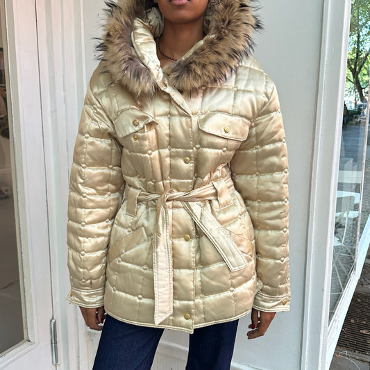 Goldene Pufferjacke