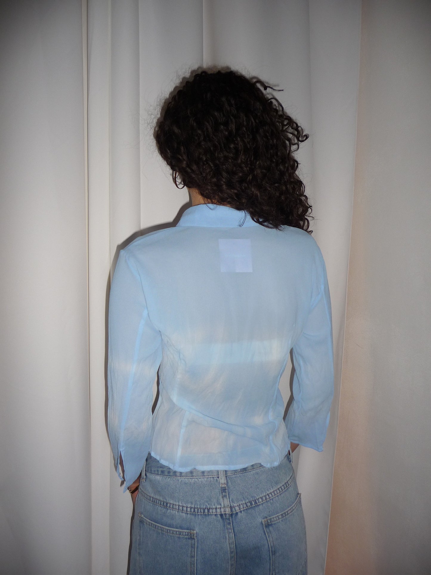 Hellblaue Bluse mit Schnürung