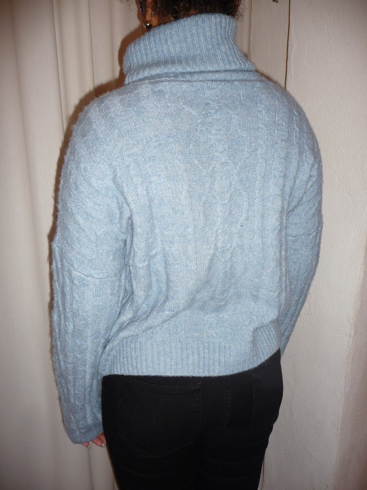 Blauer Rollkragenpullover