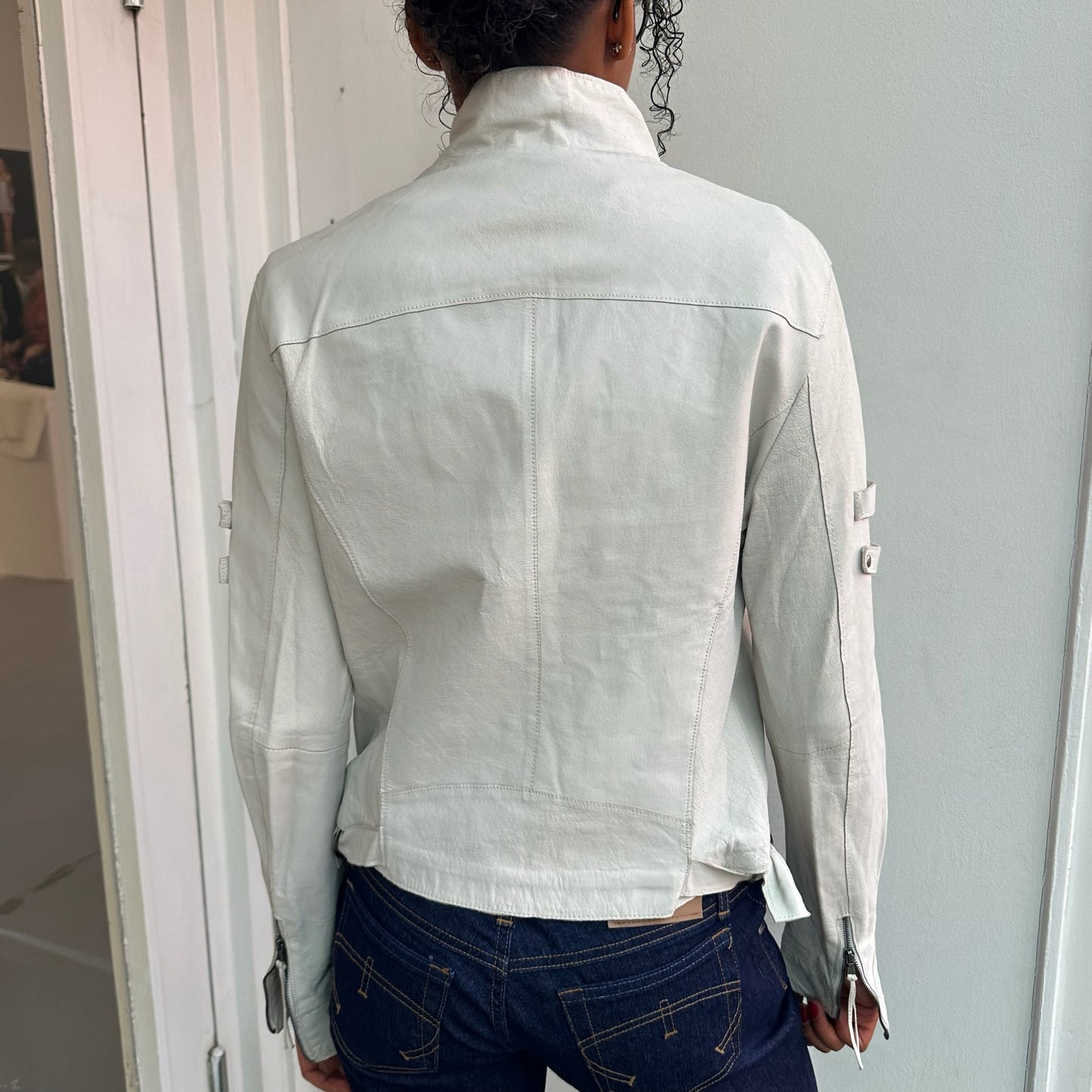 Weiße Lederjacke