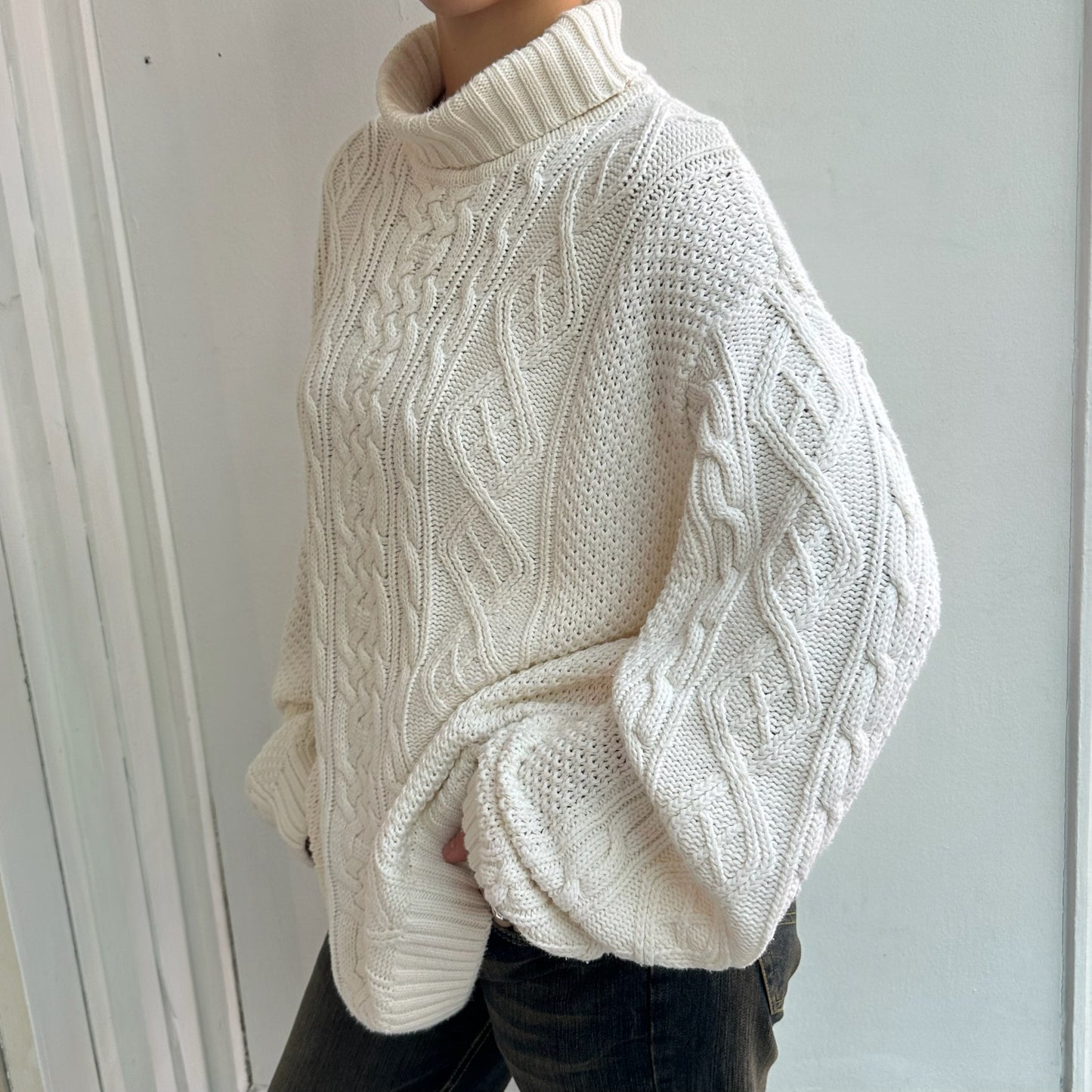 Weißer Strickpullover
