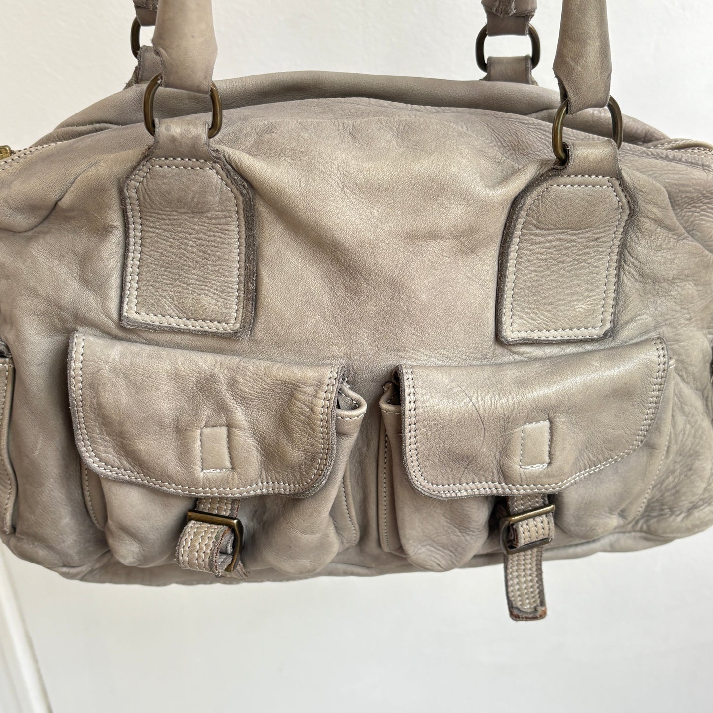 Graue Ledertasche