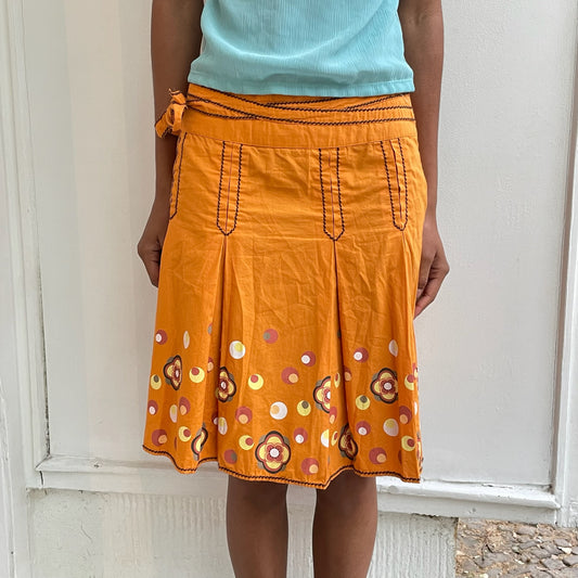 Orangener Faltenrock