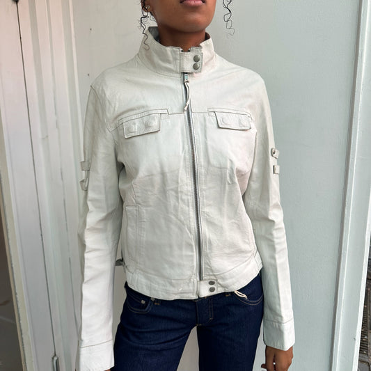 Weiße Lederjacke