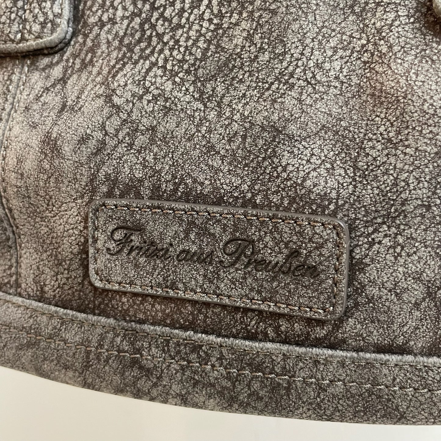 Graue Handtasche