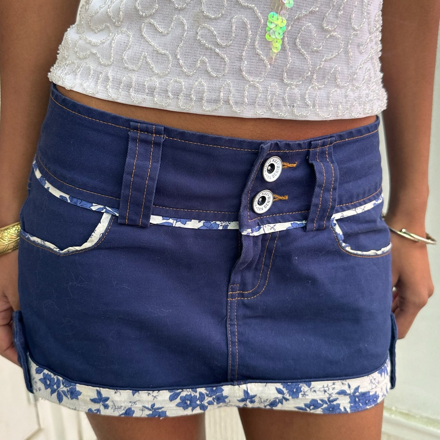 Blauer Minirock