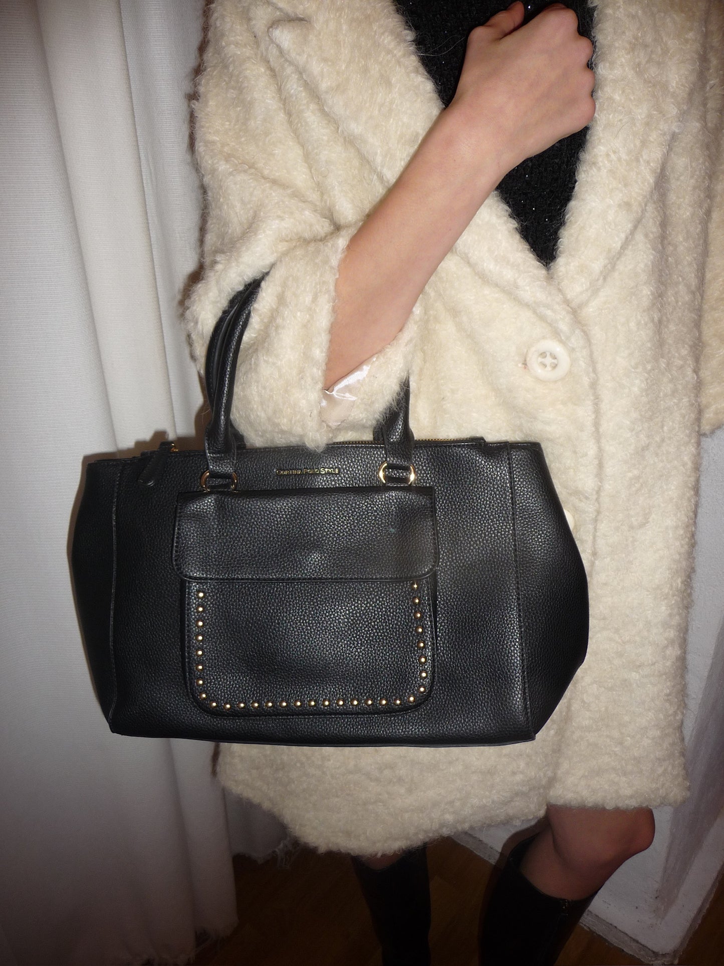 Schwarze Handtasche mit goldenen Details