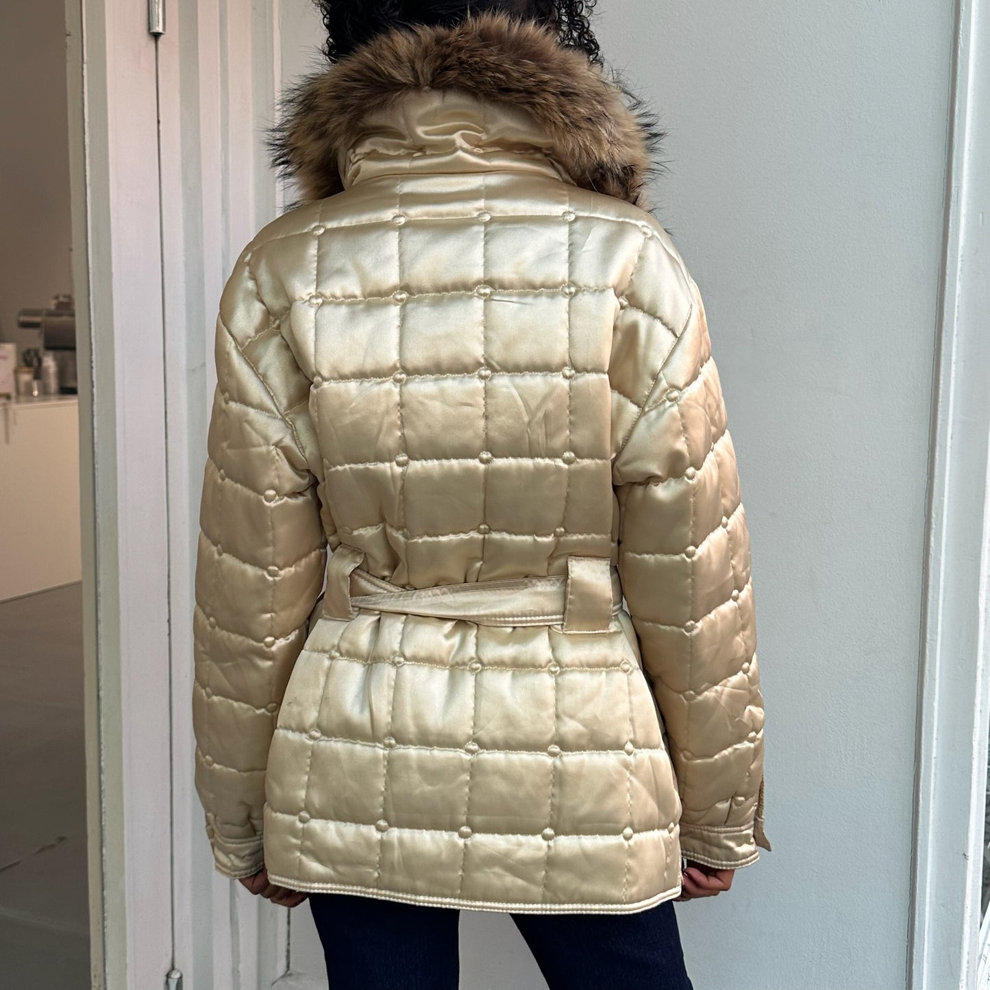 Goldene Pufferjacke
