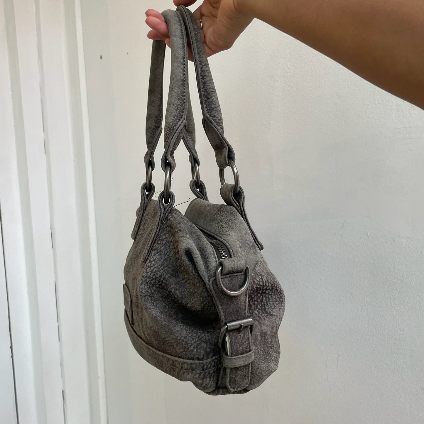 Graue Handtasche