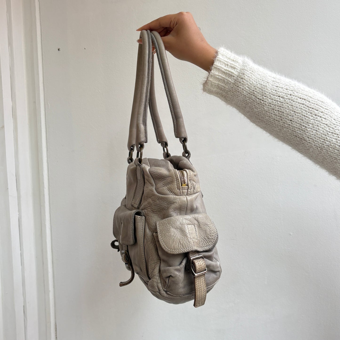 Graue Ledertasche