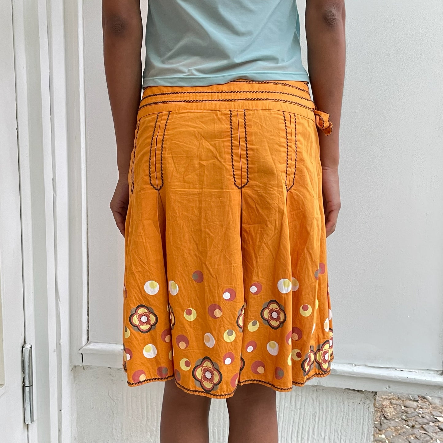 Orangener Faltenrock