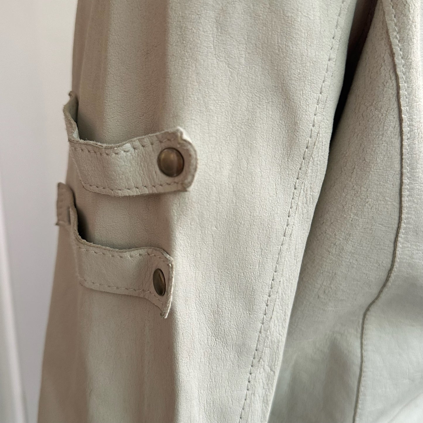 Weiße Lederjacke