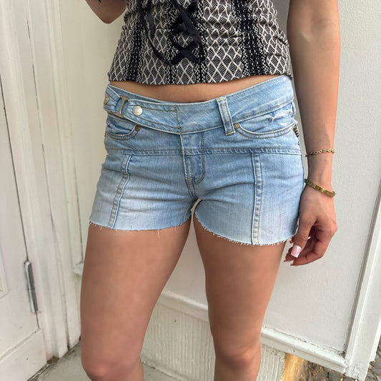 Hellblaue Shorts