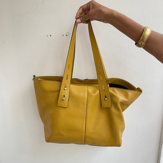 Gelbe Schultertasche