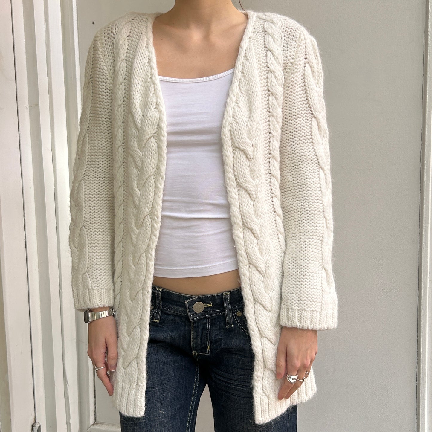 Weiße Strickjacke