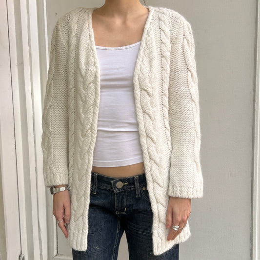 Weiße Strickjacke